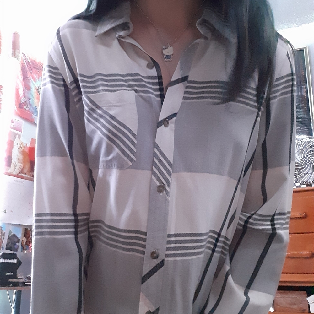 WHITE AND BLACK BUTTON UP